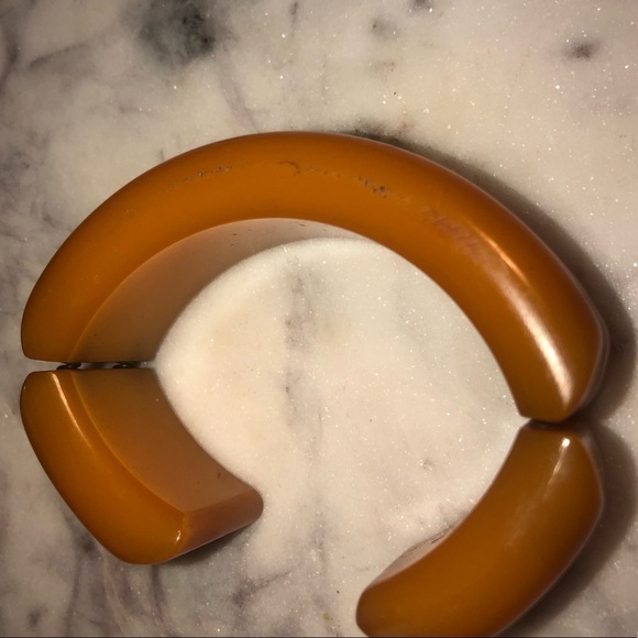 VTG Bakelite Butterscotch Colour Carved Hinged Adjustable Size Bangle 6.2” - 7” - Picture 7 of 9